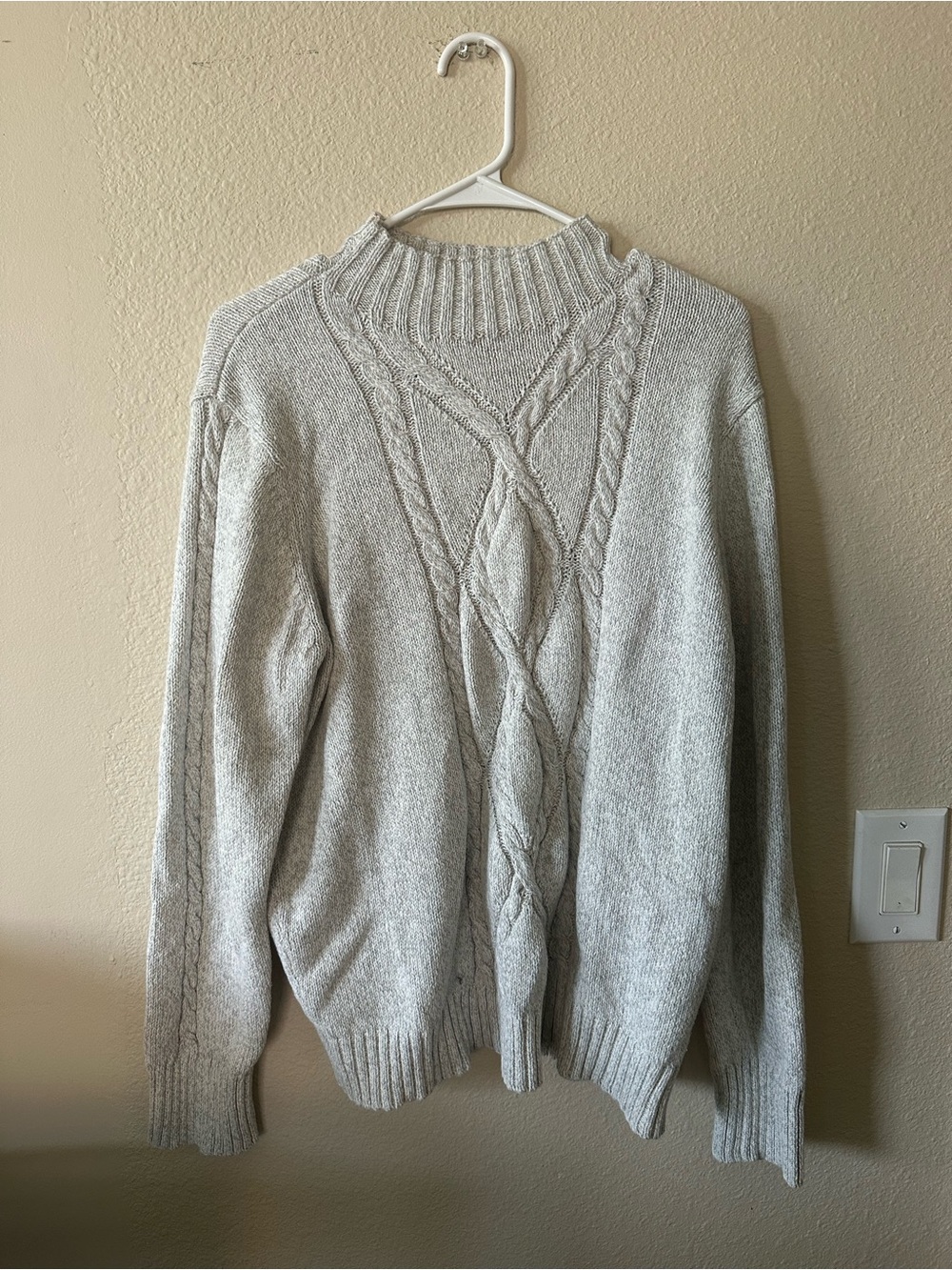 Liz Clairbone Women's Light Gray Cable-Knit Sweater - Crew pre-owned 1392